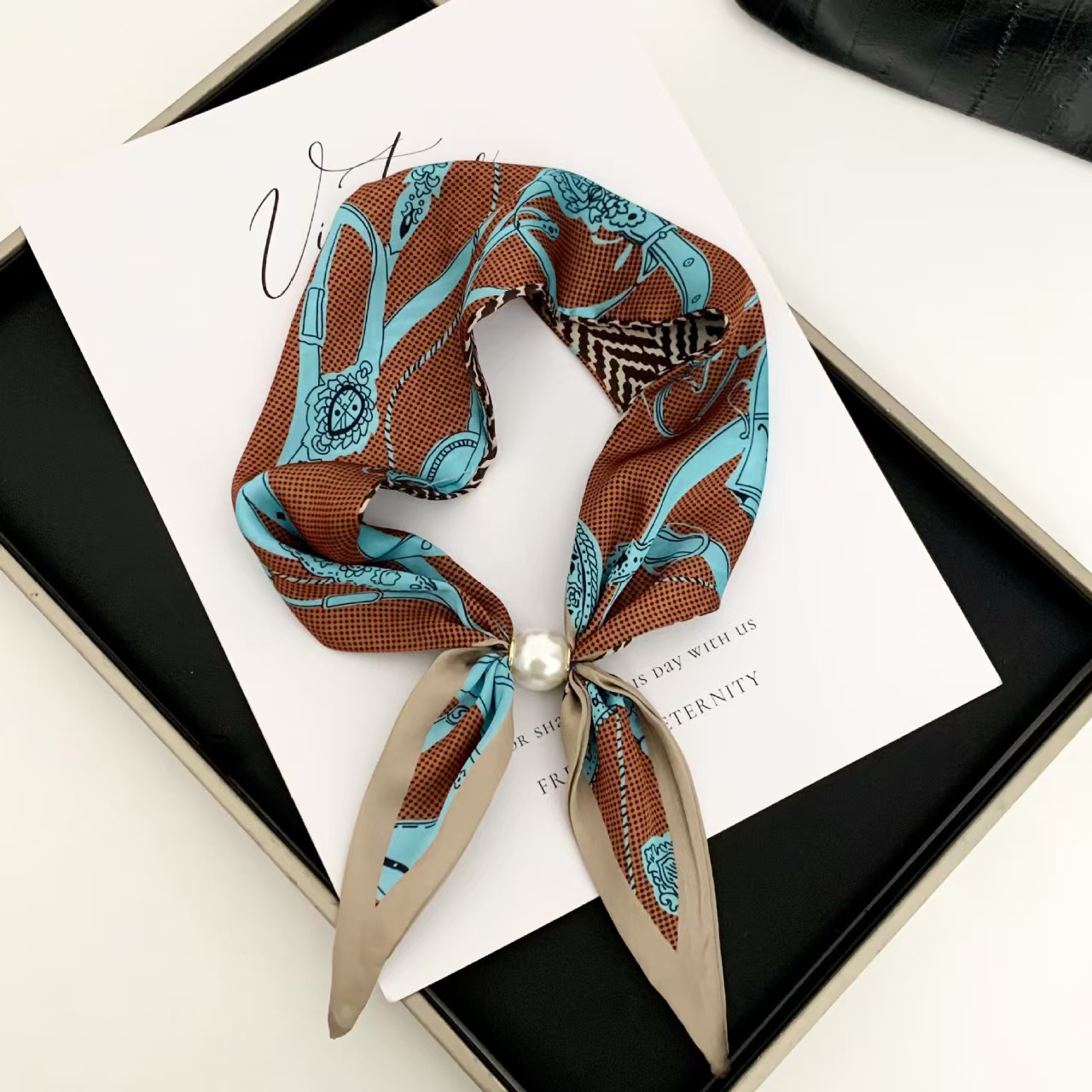 ผ้าพันคอแม่เหล็กประดับมุกสไตล์ - Ascot Neck Scarf บทวิจารณ์และราคา